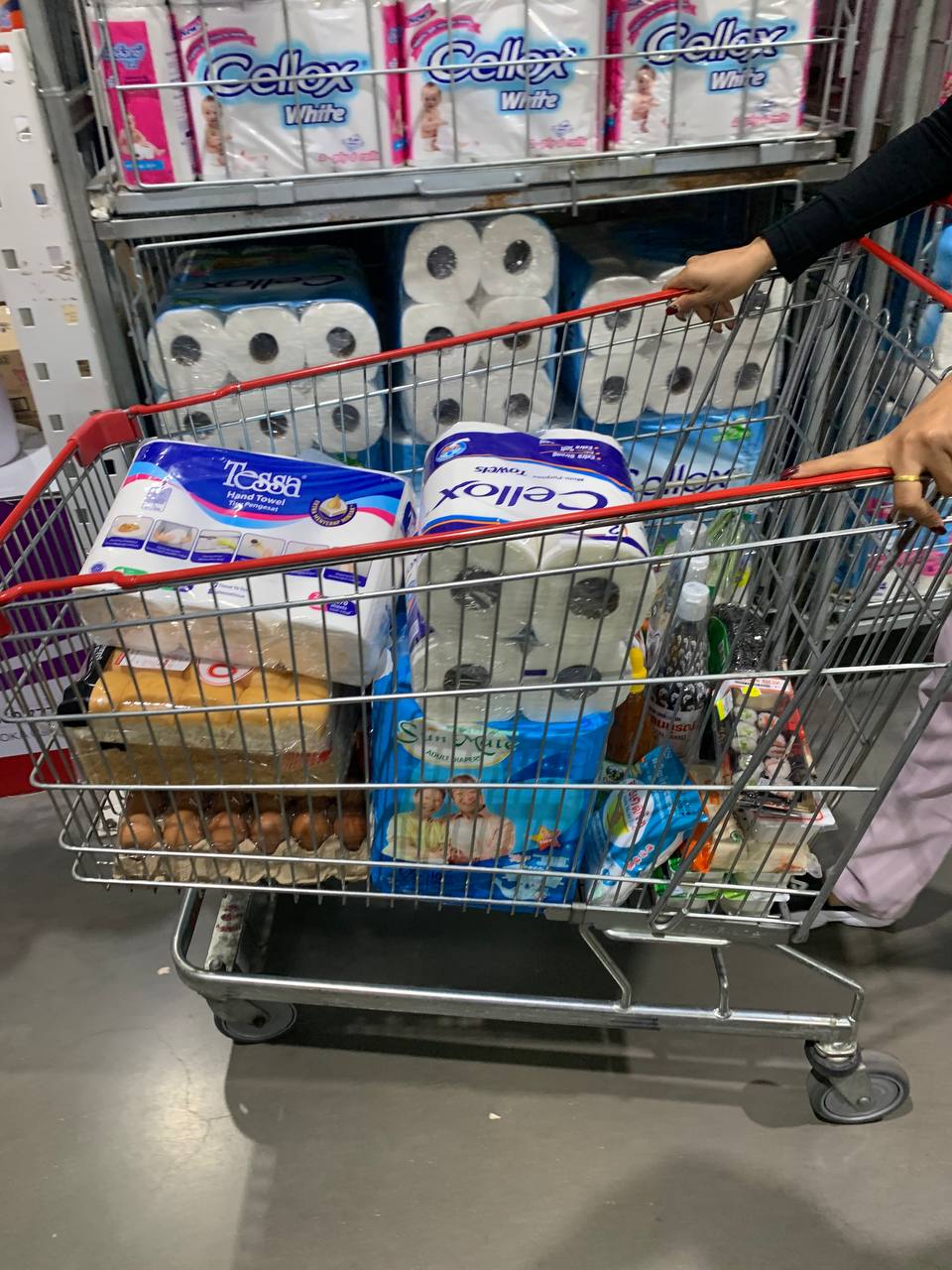 Da Houg Heng Enterprise drives product awareness at Makro Cambodia